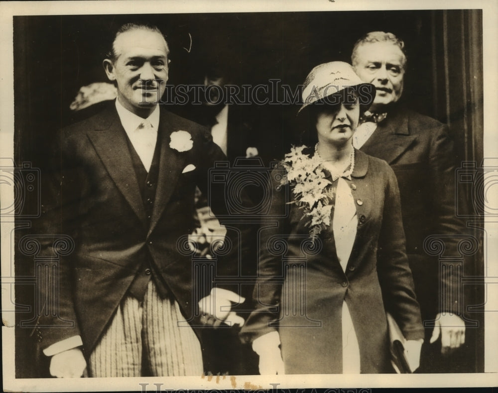 1933 Press Photo Leander James McCormick leaving register office with his bride-Historic Images