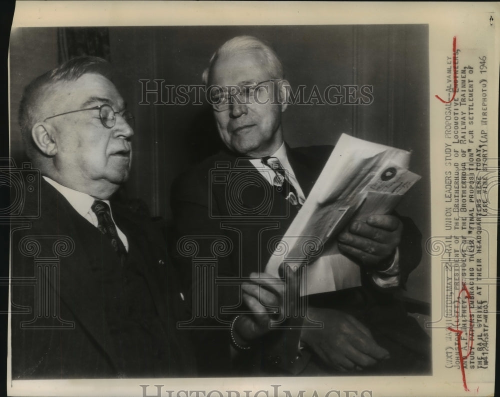 1946 Press Photo Union Brotherhood leaders study final proposal for the strike-Historic Images