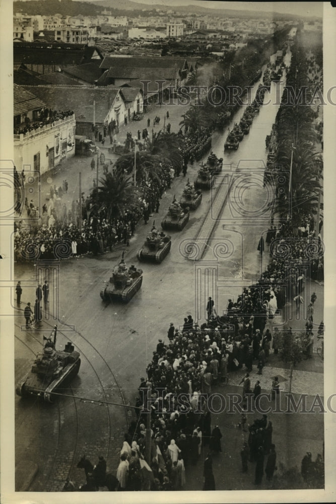 1940 Press Photo Tunisian Parade of heavy Tanks well equipped for Defense-Historic Images
