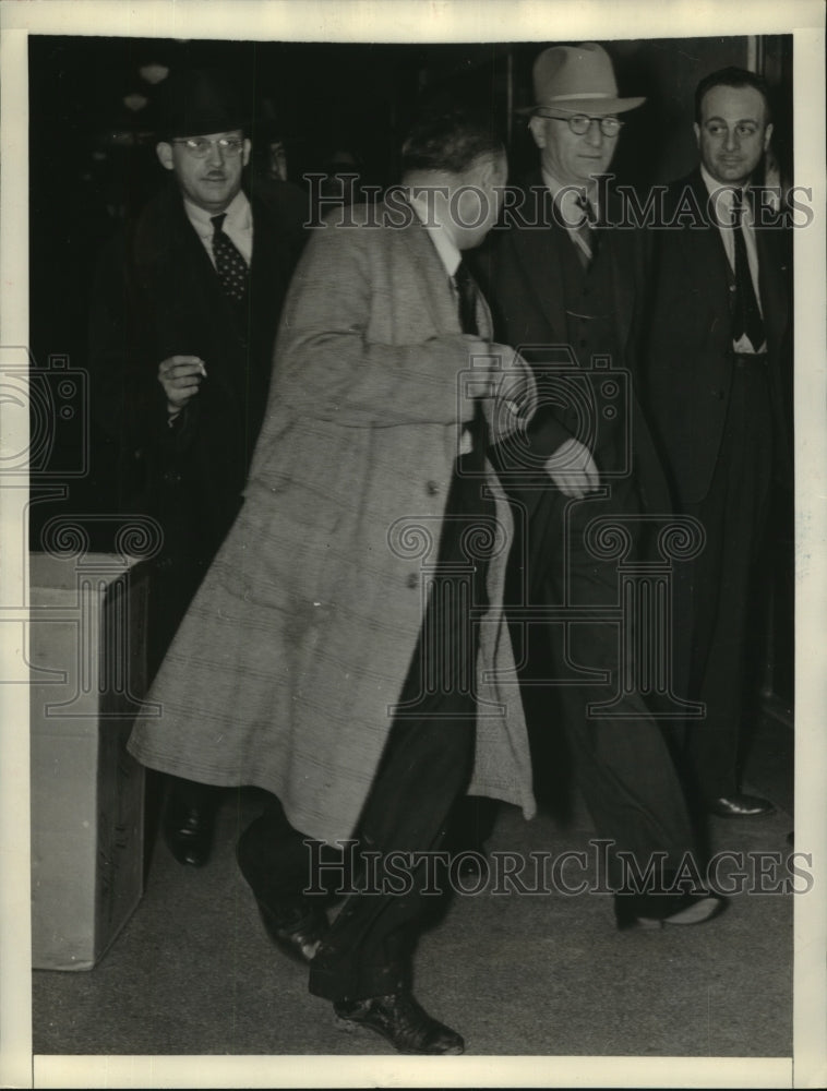 1938 Press Photo Atty Joh Oliver &amp; arrested police Earl Kynette, M Ledbetter eta-Historic Images