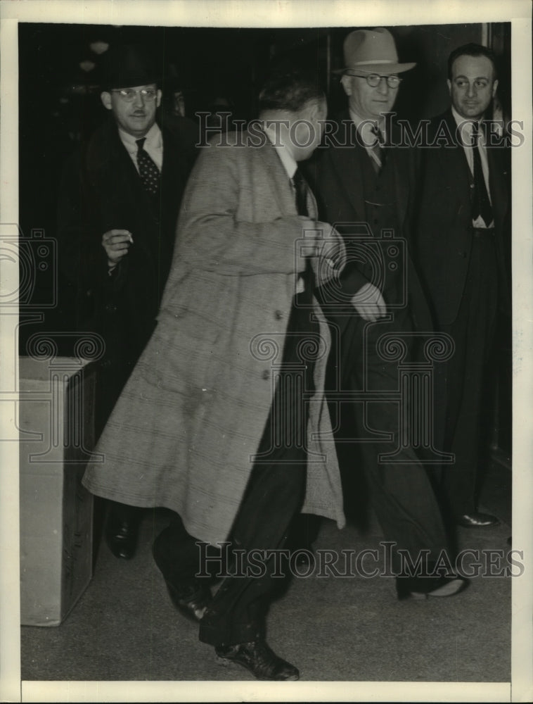 1938 Press Photo Atty Joh Oliver & arrested police Earl Kynette, M Ledbetter eta-Historic Images