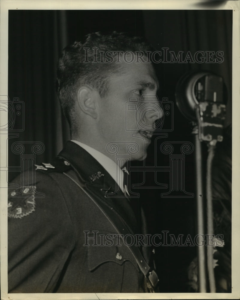 Press Photo William &quot;Jeff&quot; Montgomery shown speaking in the microphone - Historic Images