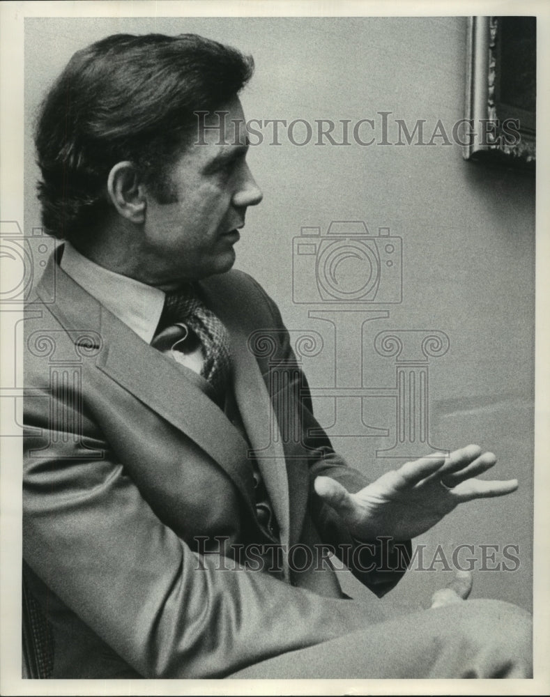 Press Photo Cliff Roberts gestures hand as he speaks - sba12738-Historic Images