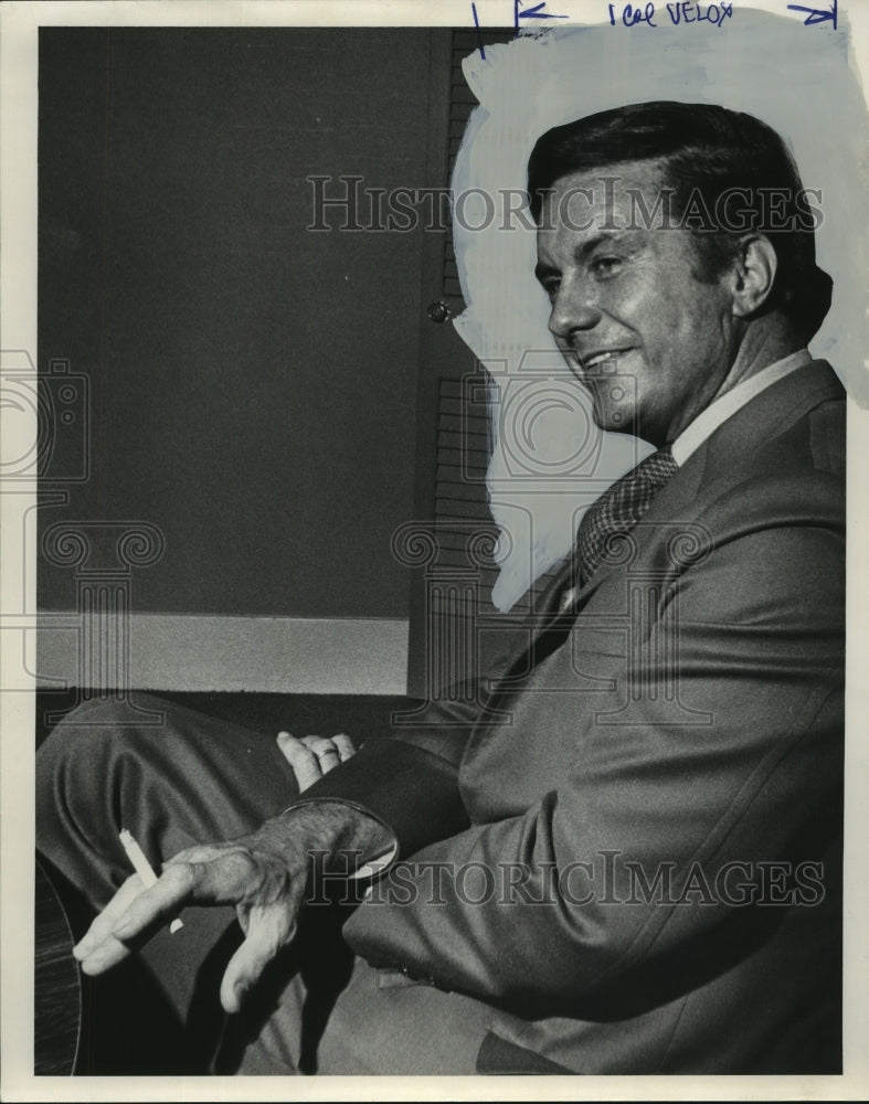 Press Photo Cliff Robertson photographed with cigarette between fingers - Historic Images