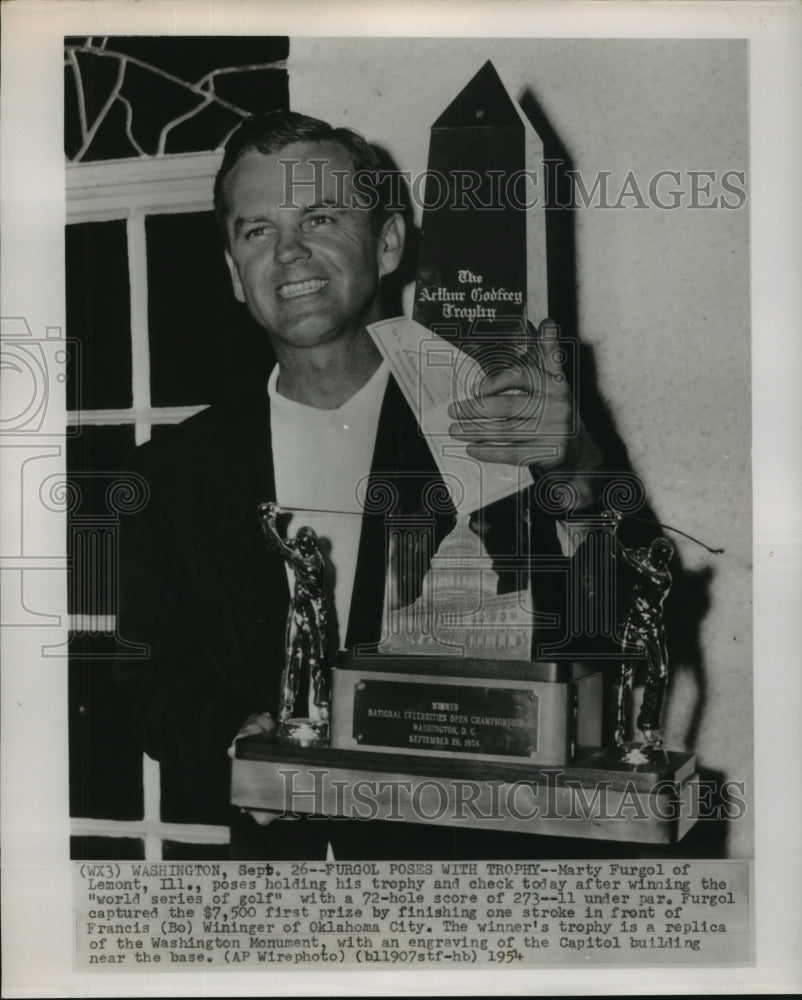 1954 Press Photo Marty Furgol holds trophy after winning &quot;world series of golf&quot;-Historic Images