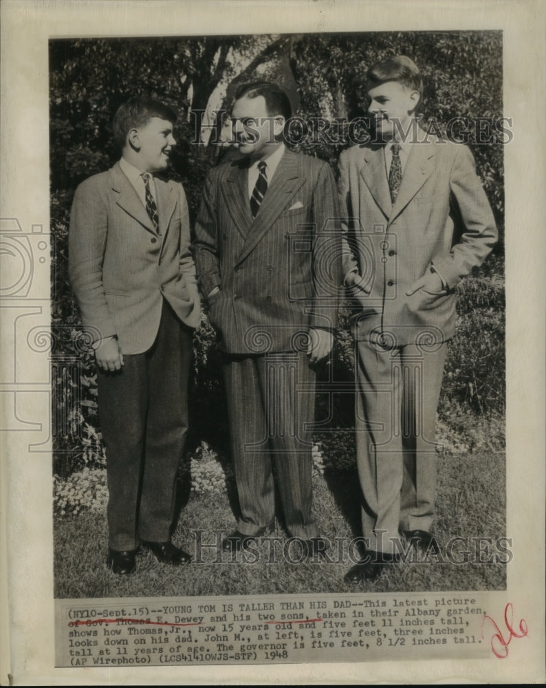 1948 Press Photo Governor Tomas Dewey shown with his two tall sons - sba12784-Historic Images