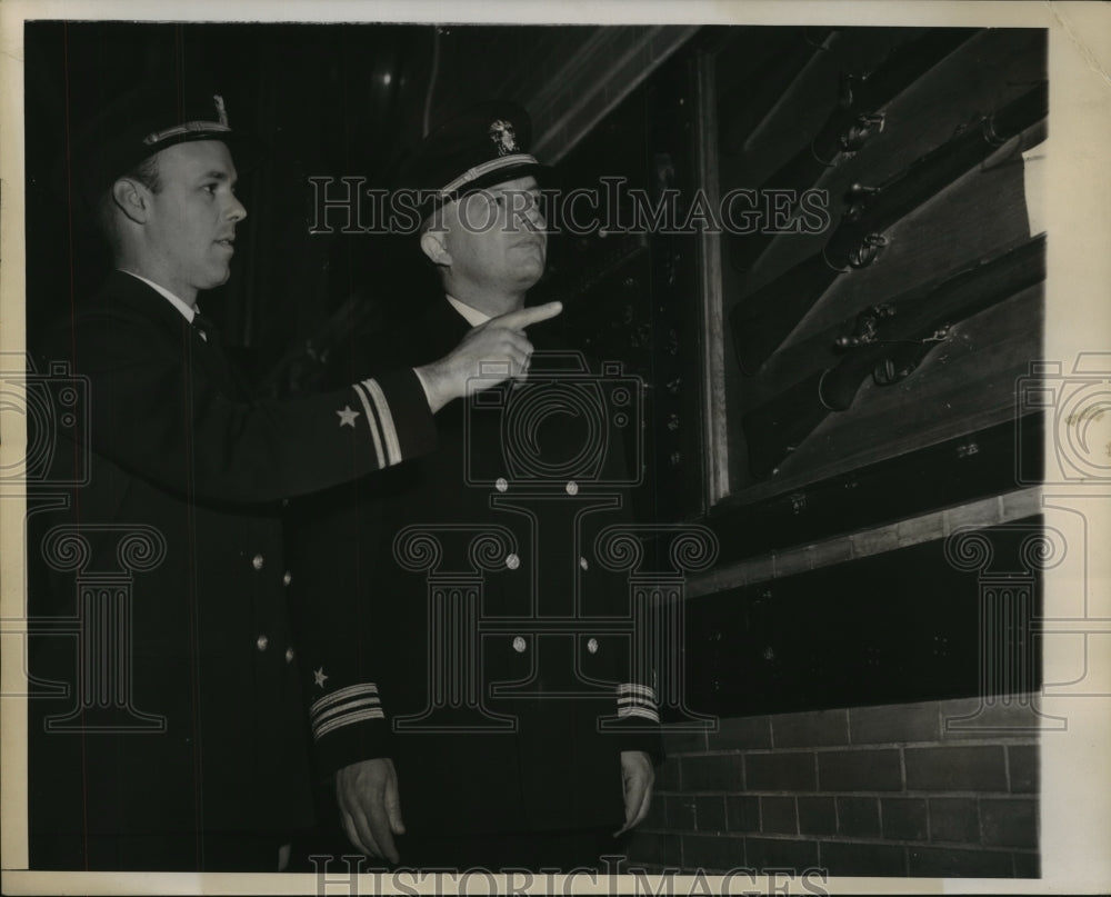 1952 Press Photo Harold E Stassen with Navy Lt ID Tate at Great Lakes Ill-Historic Images