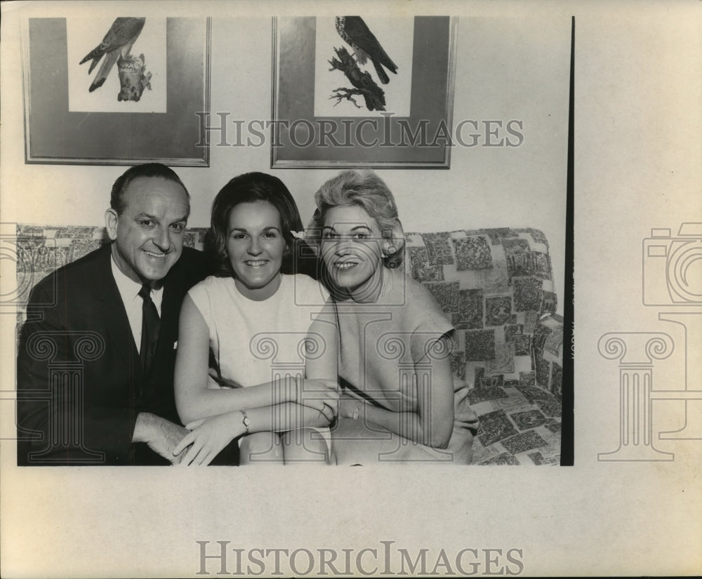 1964 Mr & Mrs Warfield Smith and another woman on a sofa - Historic Images