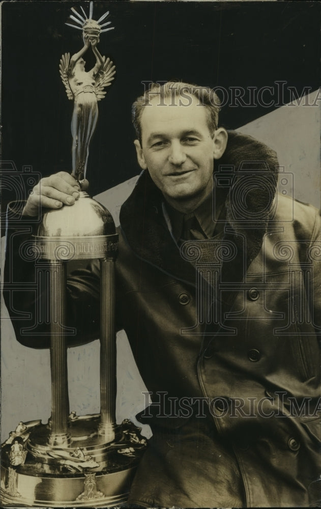Press Photo Ted Roberts shown with his trophy - Historic Images
