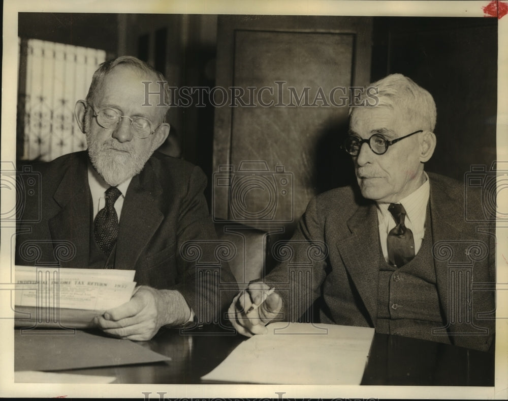1938 Press Photo Texas Rep. Joseph Mansfield gets aid on Income Tax Report-Historic Images