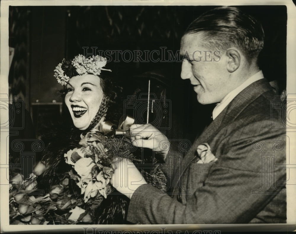 1938 Press Photo Tommy Farr and fiancee Eileen Wetzel arrives in Chicago-Historic Images