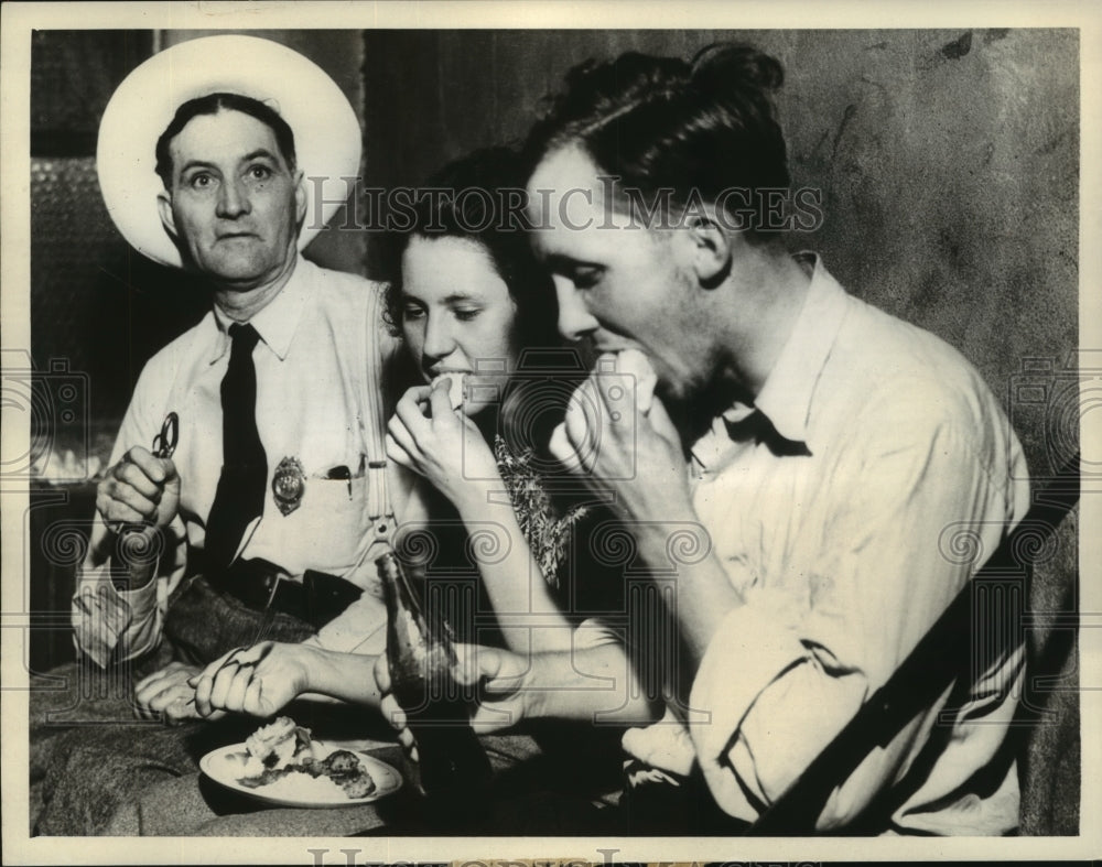1937 Press Photo Lester Brockelhurst, Bernice Felton guarded closely in prison-Historic Images