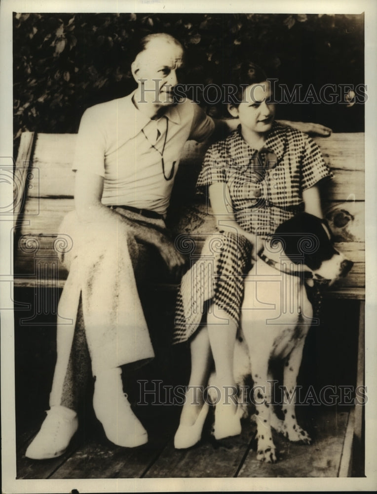 Press Photo Norma Brighton Millen released from jail meditates with her father-Historic Images
