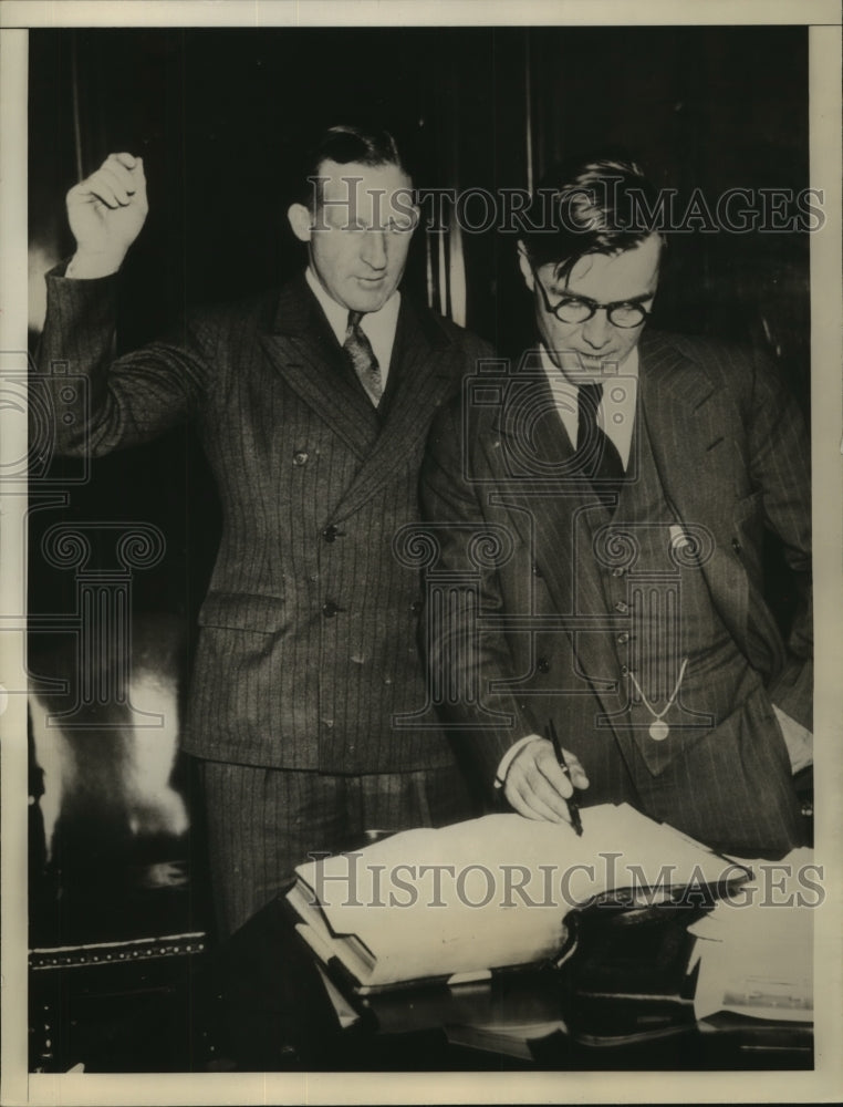 1936 Press Photo D.I. Barron sworn by Governor Talmadge as a member of the Board-Historic Images