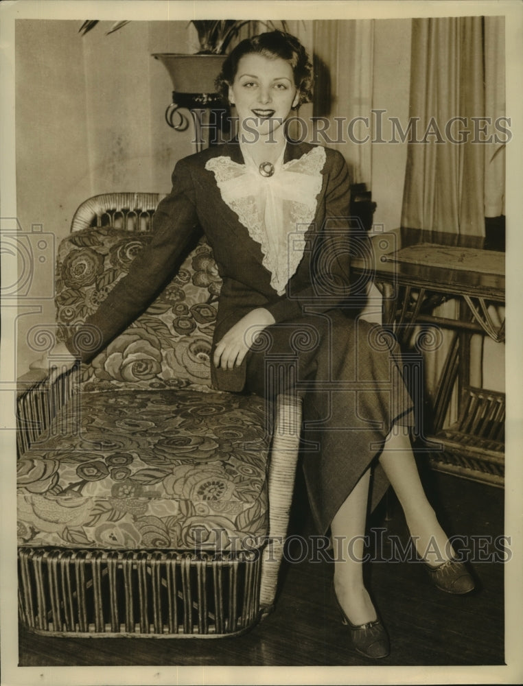 Press Photo Katrina Wallingford is supported by Wallace Berry to attain career-Historic Images