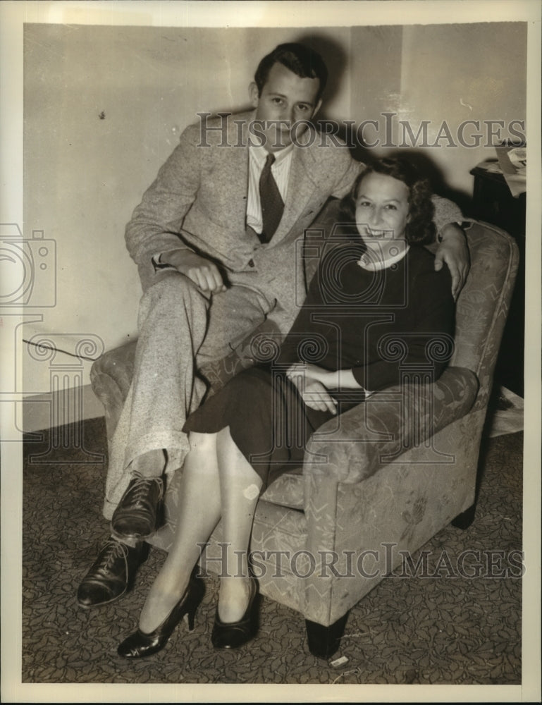 1936 Mr. and Mrs. Carl Tonelli reconciled with bride&#39;s mother - Historic Images