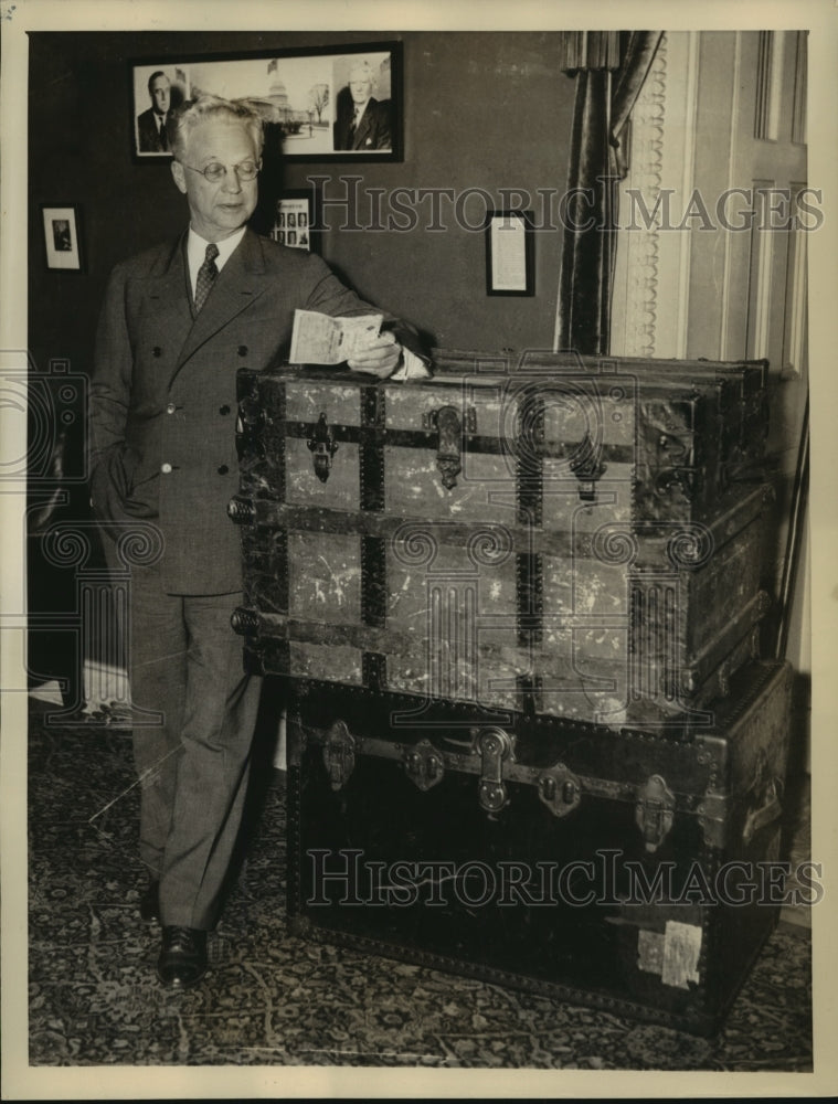 1938 Press Photo Federal Judge Halsteed L Ritter of Florida with evidence-Historic Images