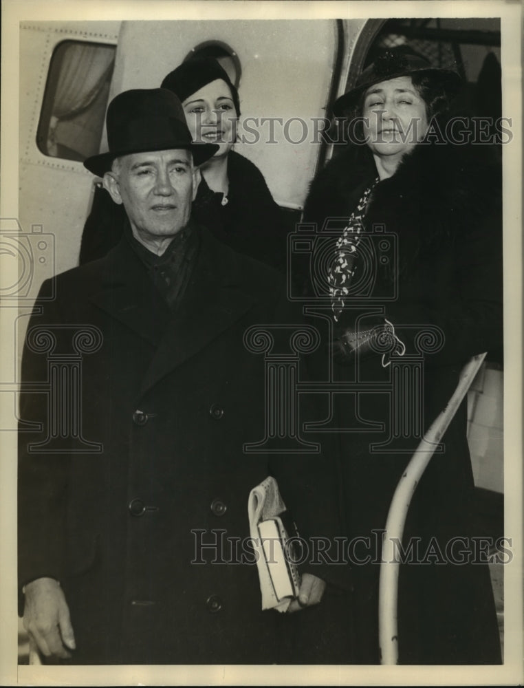 Press Photo Dr Esteban Gil-Borges & wife & daughter Maria of Venezuela-Historic Images