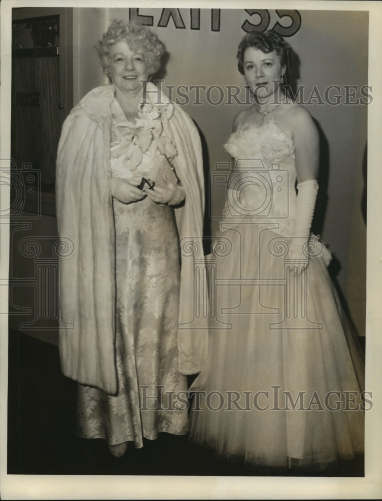 Press Photo Mesdames Thomas Manville Sr. and Cornelius Dresselhuys at the opera - Historic Images
