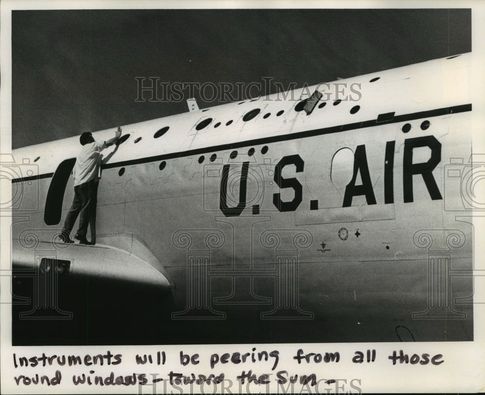 Press Photo Maintenance Man peering Instrument at windows of U.S Air Plane- Historic Images