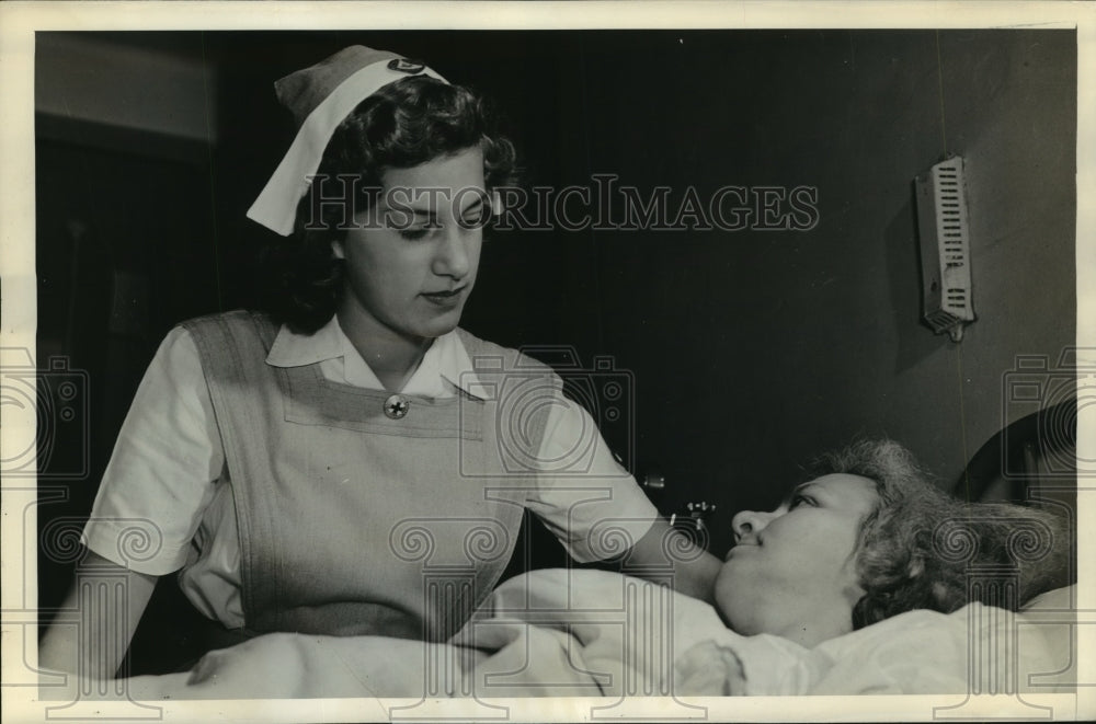 Press Photo Nurse Grace Husted of Bedford Hills NY &amp; patient Mrs Martha Fischer-Historic Images