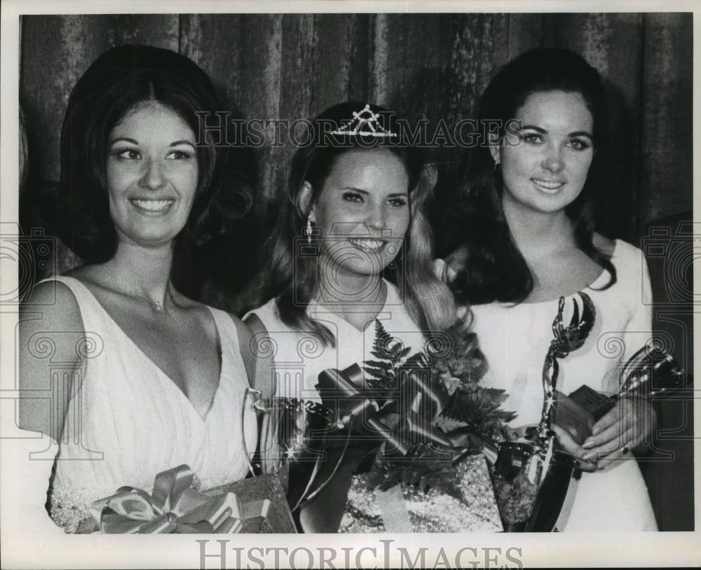Press Photo Betsy Hart crowned beauty queen poses with other winners-Historic Images