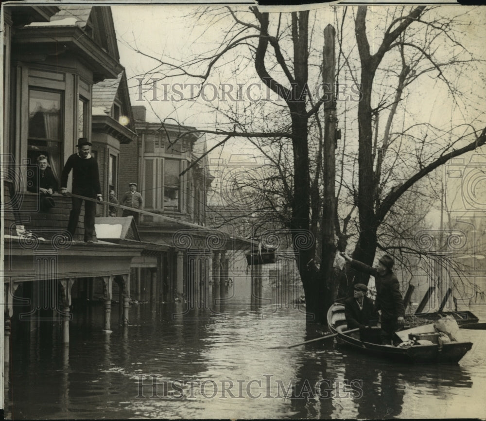 Press Photo Relief Crew in Wheeling W.Va delivering Food to trapped Family-Historic Images