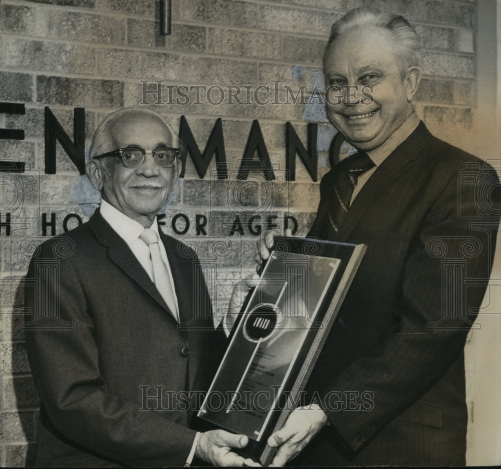 Press Photo Hy Brizmann and another man with an award plaque - Historic Images