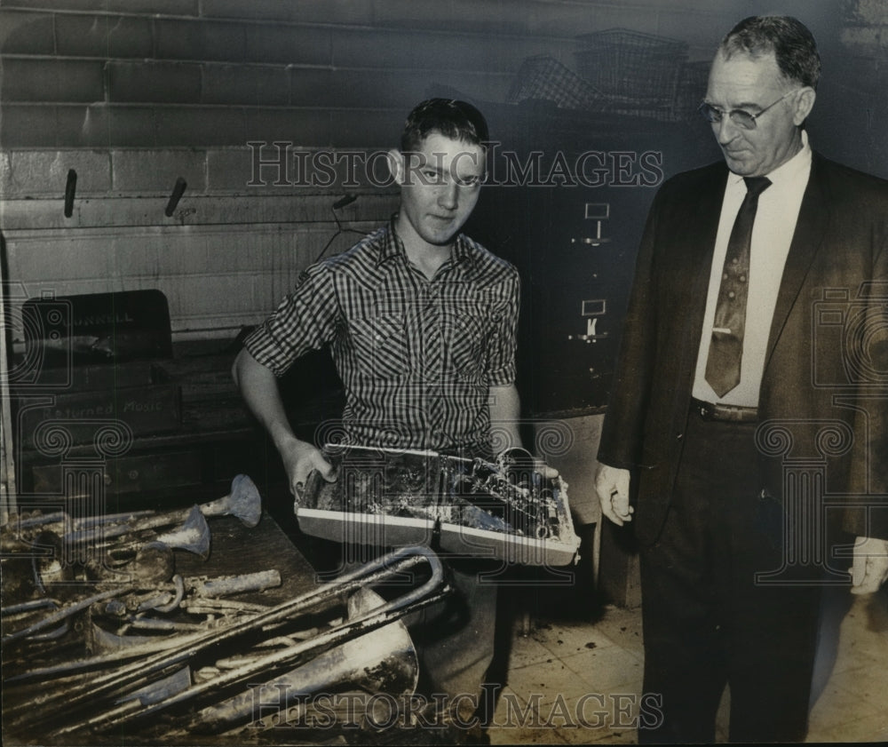 1970 Press Photo Toby Pennycuff with a clainet & Carey L Sinclair at fire scene-Historic Images