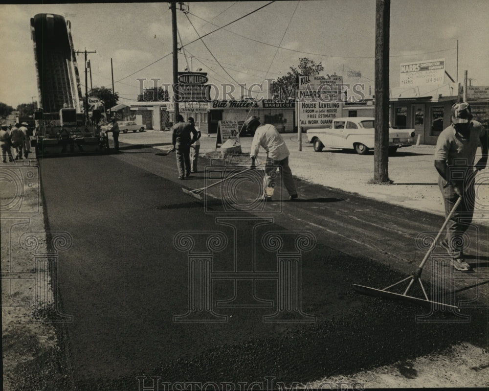 1970 Press Photo Group of men busy working on a street project - Historic Images