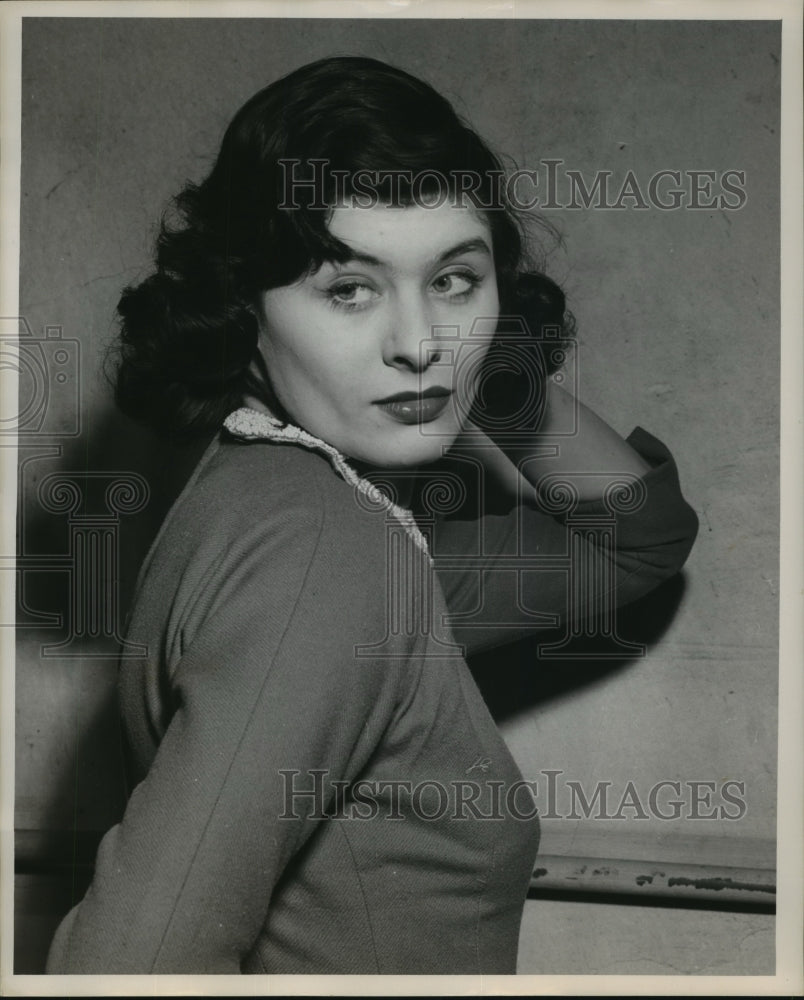 Press Photo Miss Pat Ward in a models pose - Historic Images