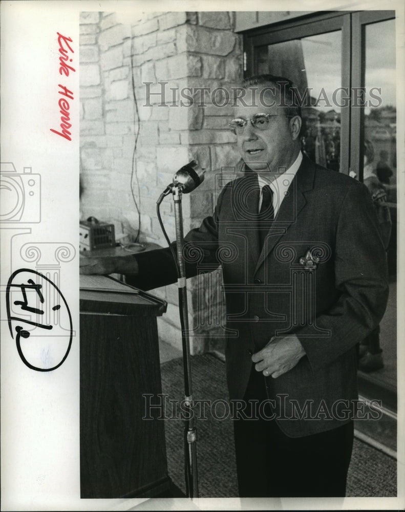 Press Photo Kirk Henry speaks in front of the microphone - sba15026-Historic Images