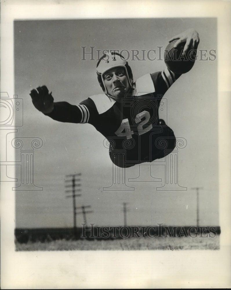 Press Photo Warl Steffens dives during a football game - sba15064-Historic Images