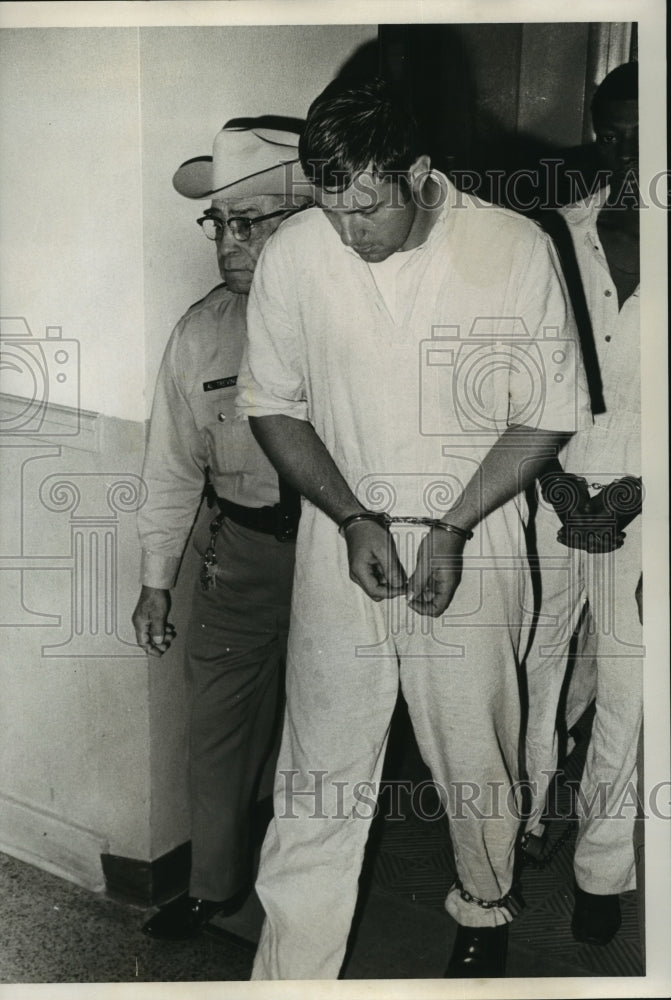 Press Photo Patrolman John Wylie escorts the prisoners - sba15180-Historic Images