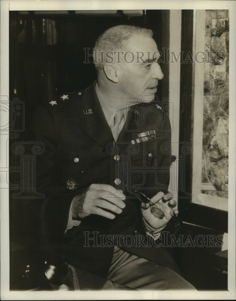 Press Photo Militray offficer Truesdell at a meeting - sba15207-Historic Images