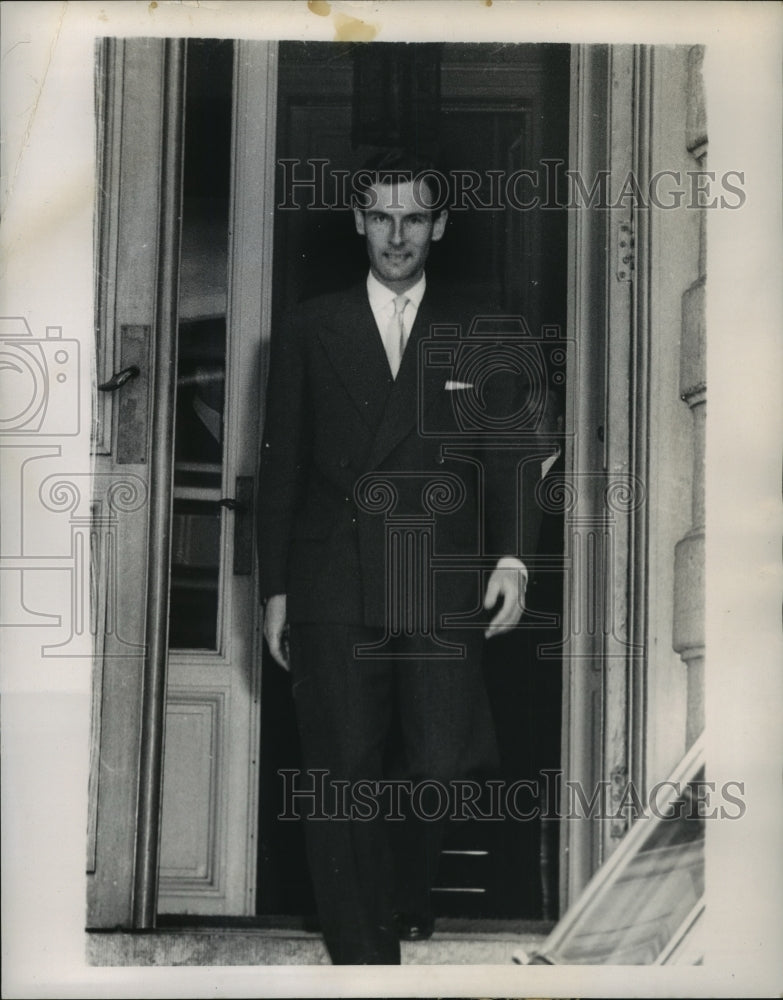 1953 Press Photo Captain Peter Townsend at British Embassy in Brussels Belgium-Historic Images