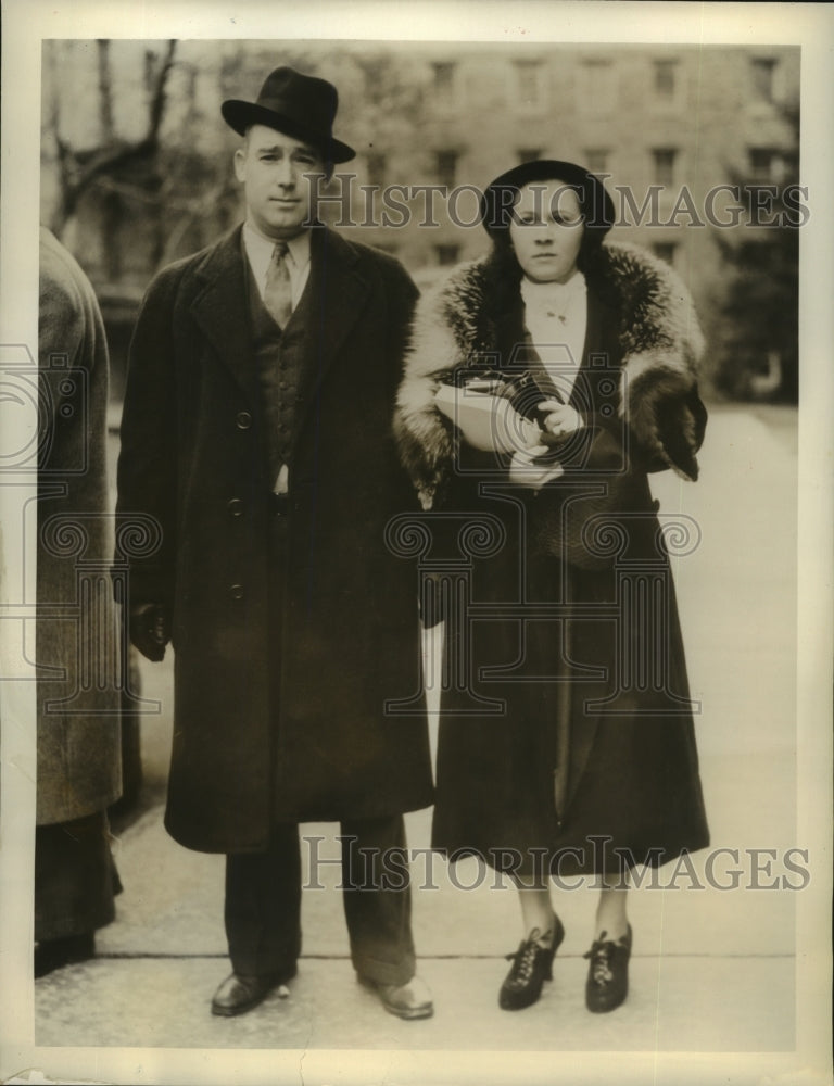 Press Photo Wilma Griffin slayer of Wilma V.Carpenter guarded by Detective - Historic Images