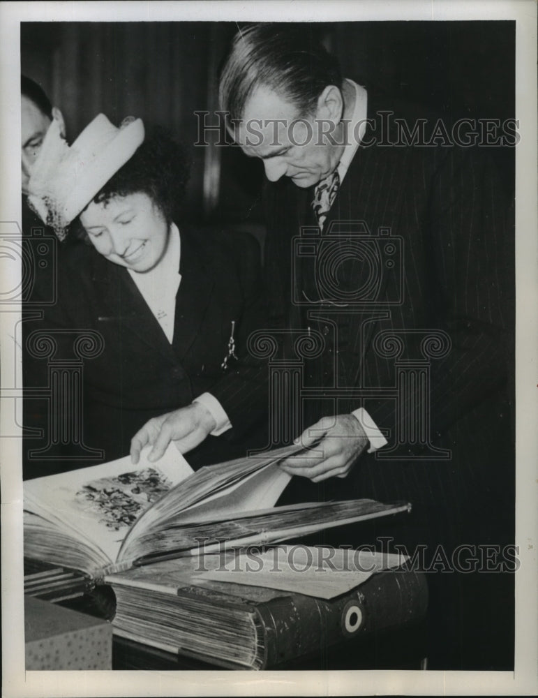 Press Photo US ambassador Jefferson Caffery with engravings dedicated to France-Historic Images