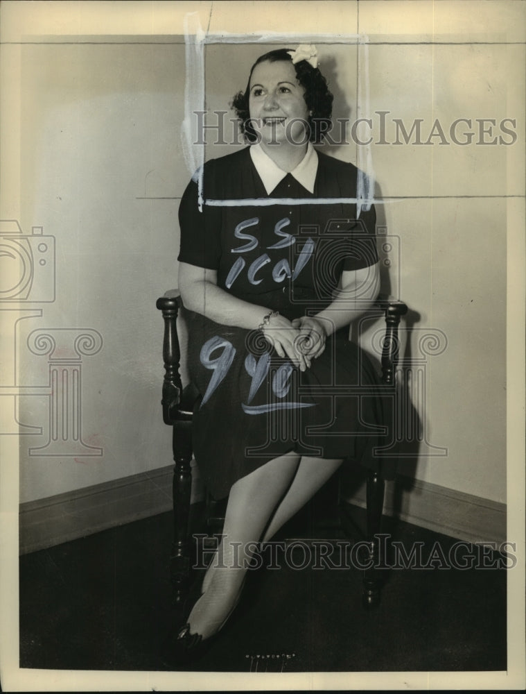 Press Photo Mrs Davis poses while sitting in a chair - sba15613-Historic Images