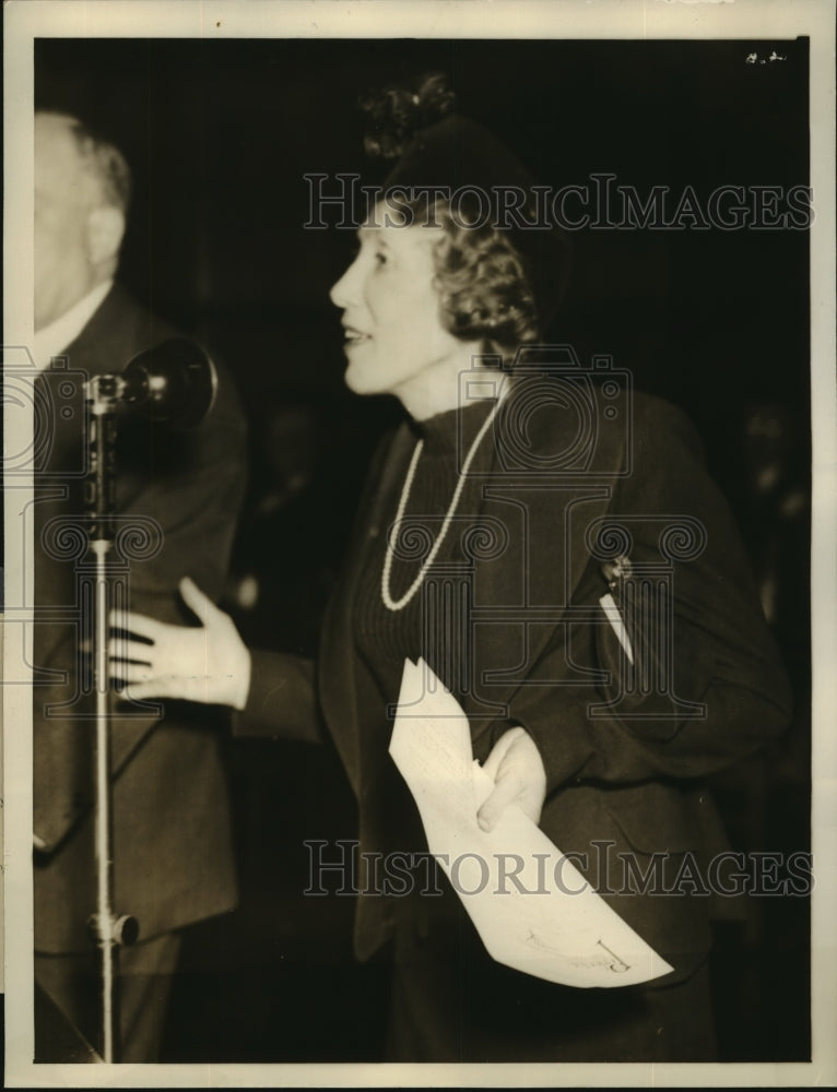 Press Photo Mrs Wallace Thauer of Watertown Wis at Little business conference - Historic Images