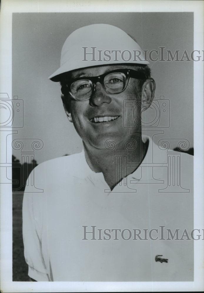 Press Photo Mr Chuck Courtney in a golfers outfit - sba15688-Historic Images