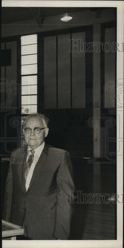 Press Photo Bob Deegan standing in a room and posing for a picture - sba15808-Historic Images