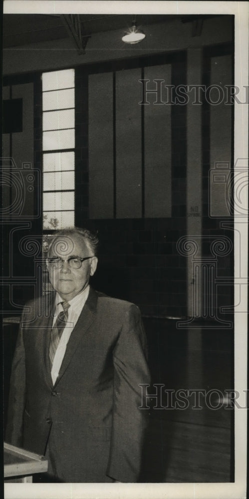 Press Photo Bob Deegan standing in a room and posing for a picture - sba15808-Historic Images