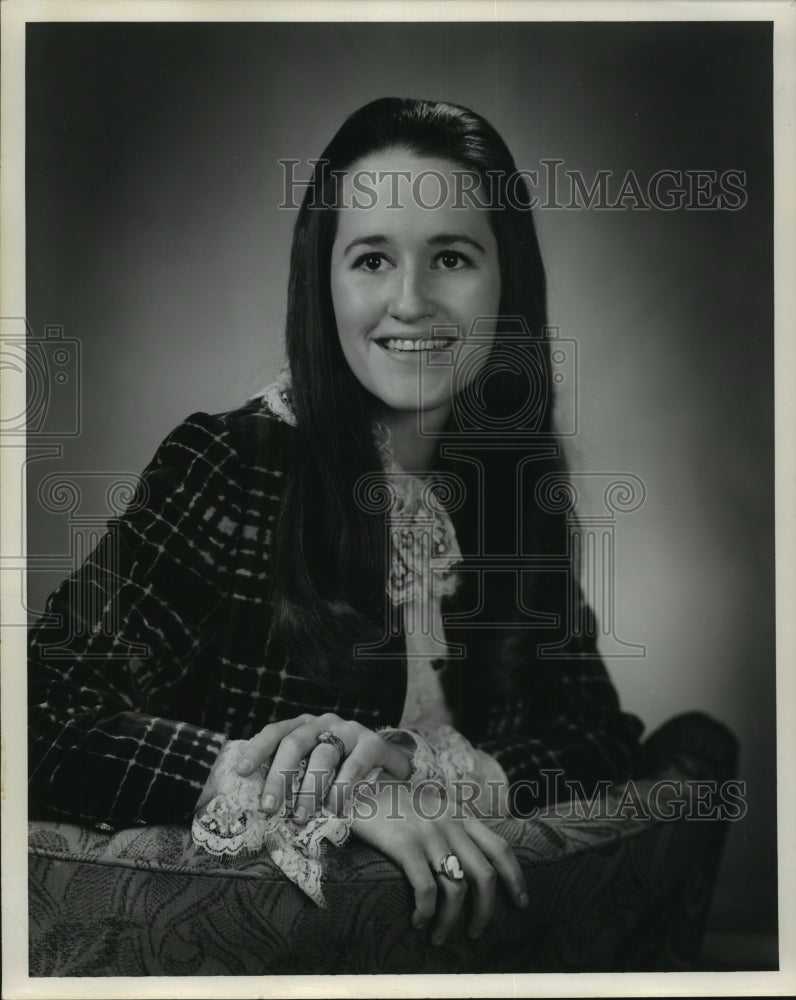 1970 Press Photo Mrs. Dick Gill smiling for a photograph - sba15915-Historic Images