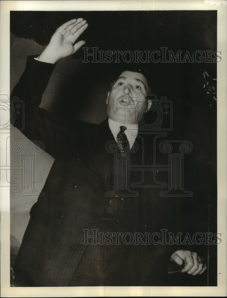 1937 Adolph Germer addresses a group of 1500 oil workers - Historic Images