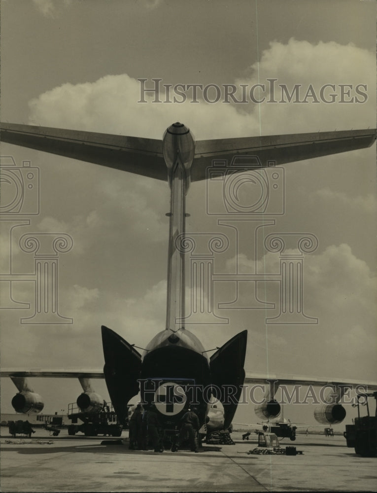 Press Photo Airmen Load Cargo onto Plane - sba16038- Historic Images