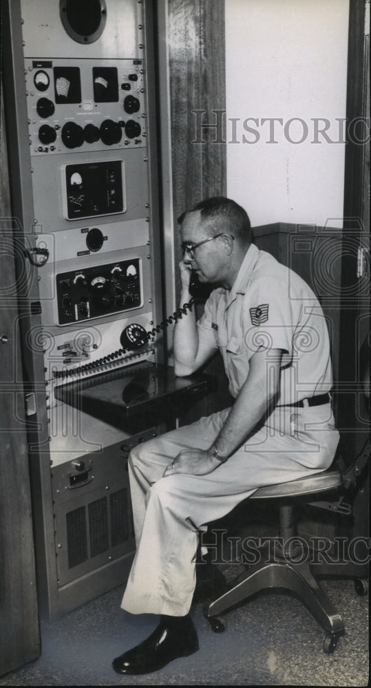 Press Photo M. Sgt. Roy Huff speaks on the phone - sba16237- Historic Images