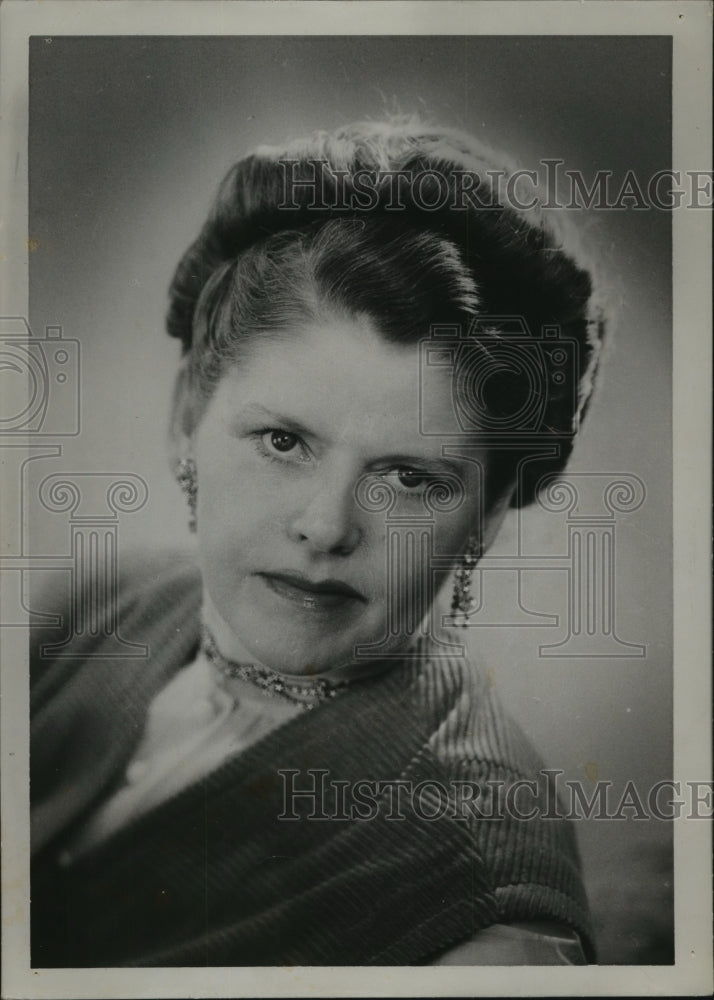 1946 Press Photo Bernice Mcneel posing for a photograph - sba16384-Historic Images