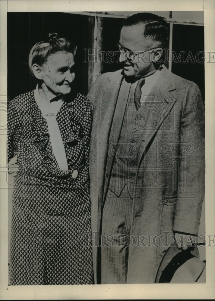 1945 Press Photo President Harry S Truman &amp; mom Martha Truman age 91 - Historic Images