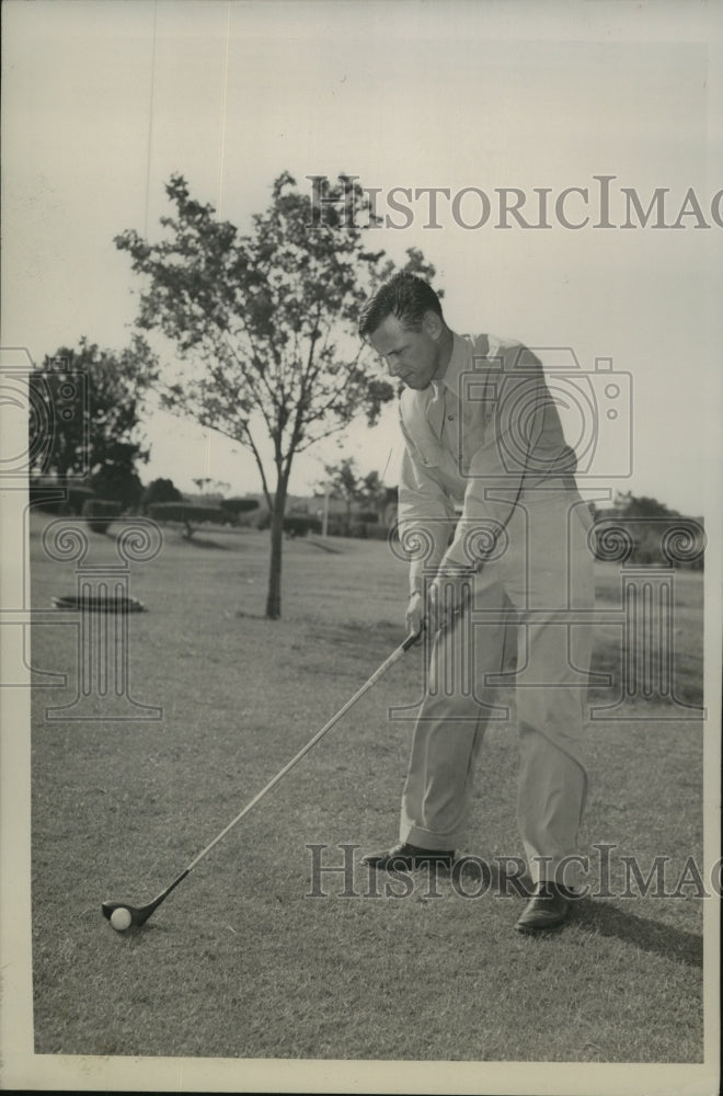 1945 T/5 Roland E Gordon at 8th Service Command golf tournament - Historic Images